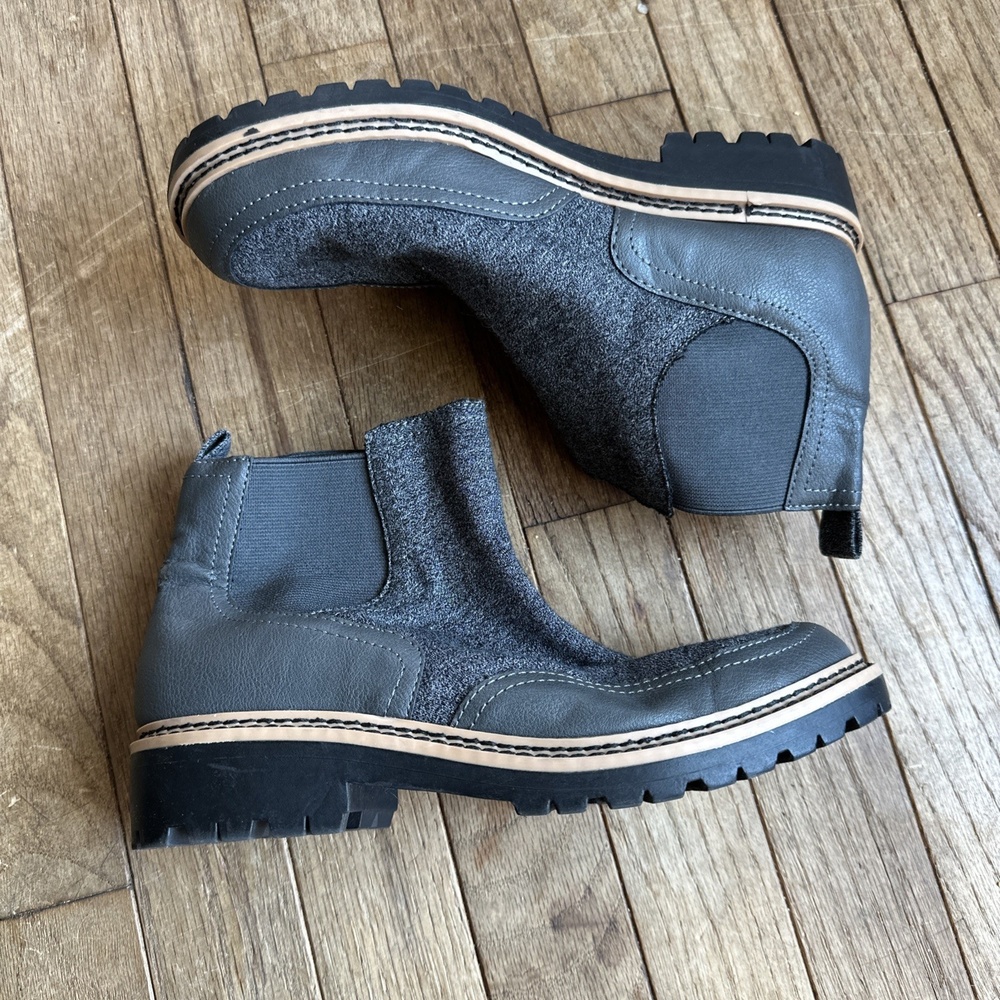 Me Too Gray Codi Ankle Boot Size 6.5 Leather